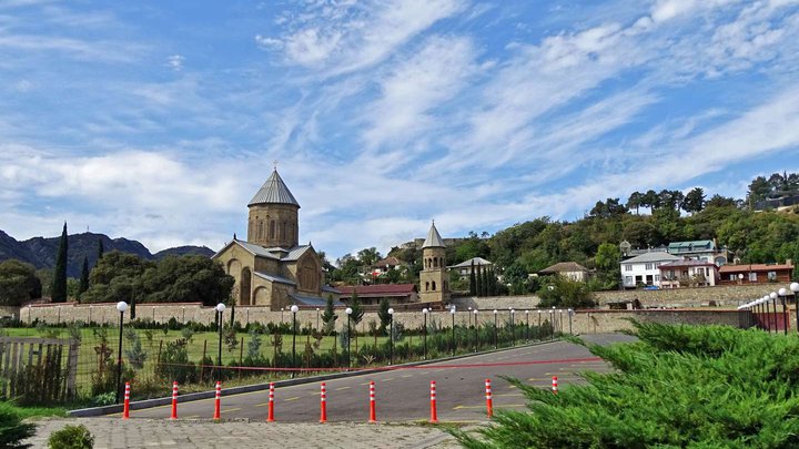 Free parking near the Samtavro Monastery