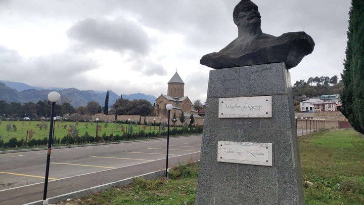 Free parking near the Samtavro Monastery