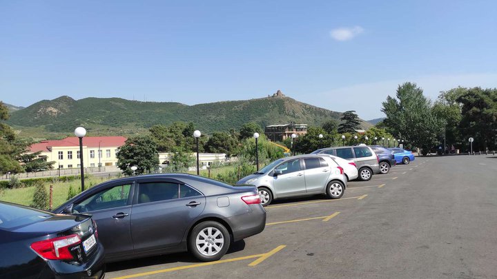 Free parking near the Samtavro Monastery