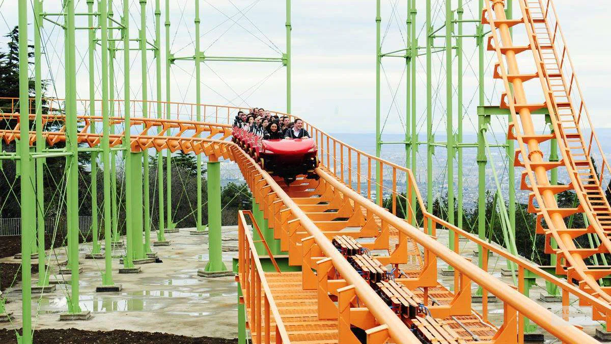 Парк «Бомбора» — семейный парк аттракционов на горе Мтацминда в Тбилиси