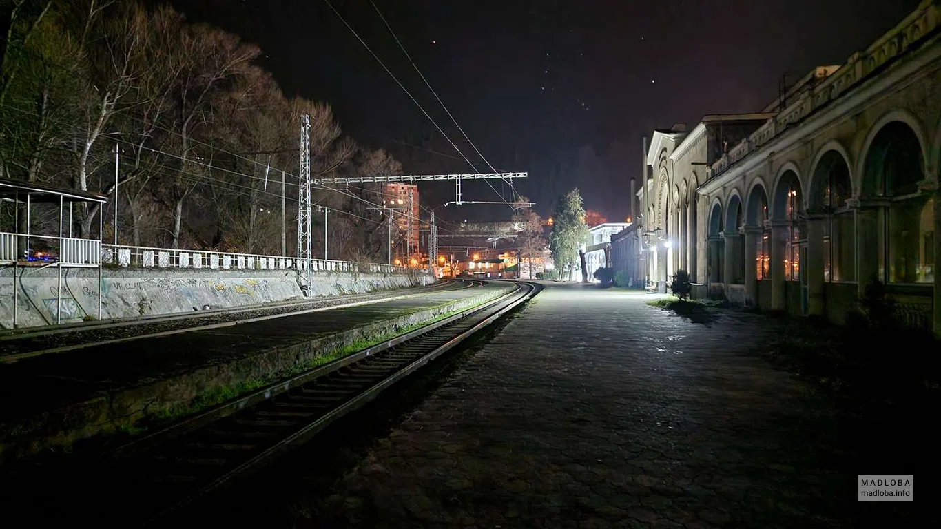 Железнодорожная станция "Боржоми-парк" в ночное время