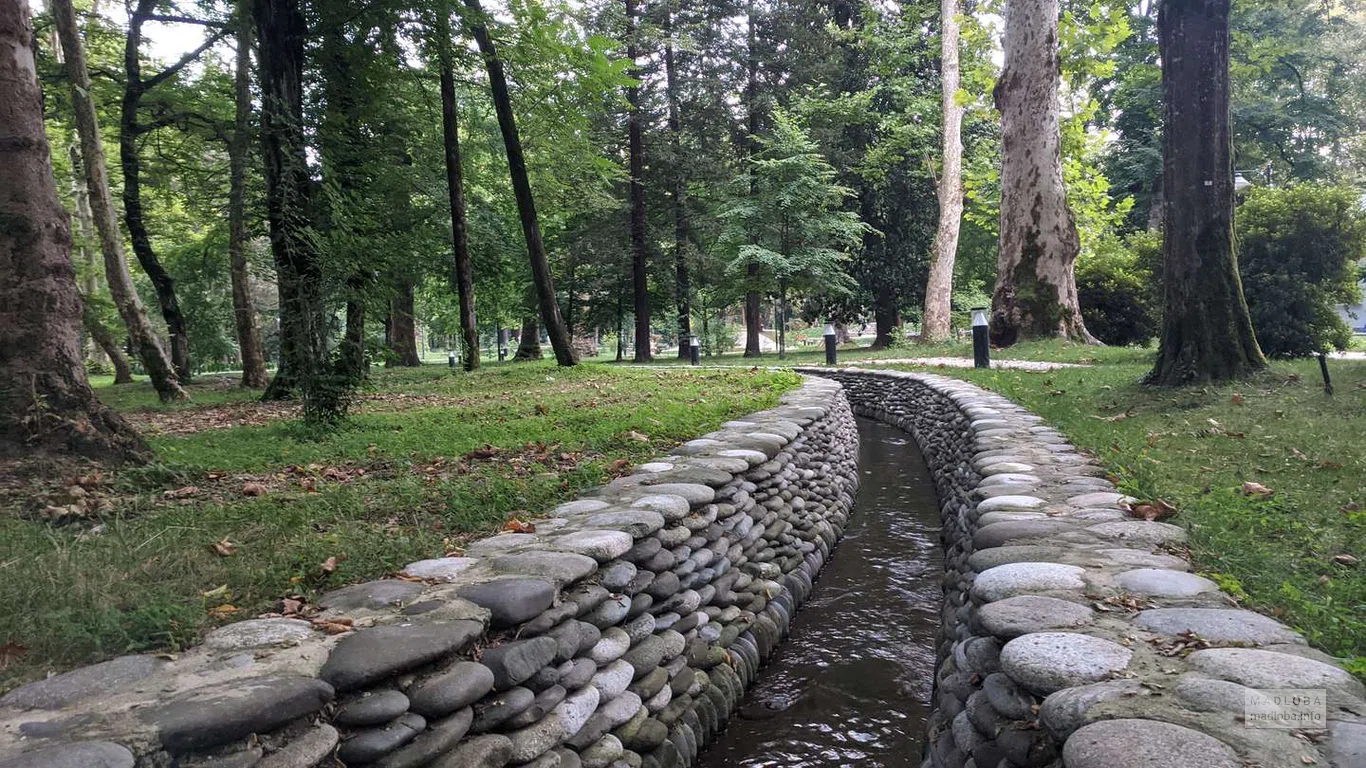 Канал с каменными берегами в Ботаническом саду в Зугдиди