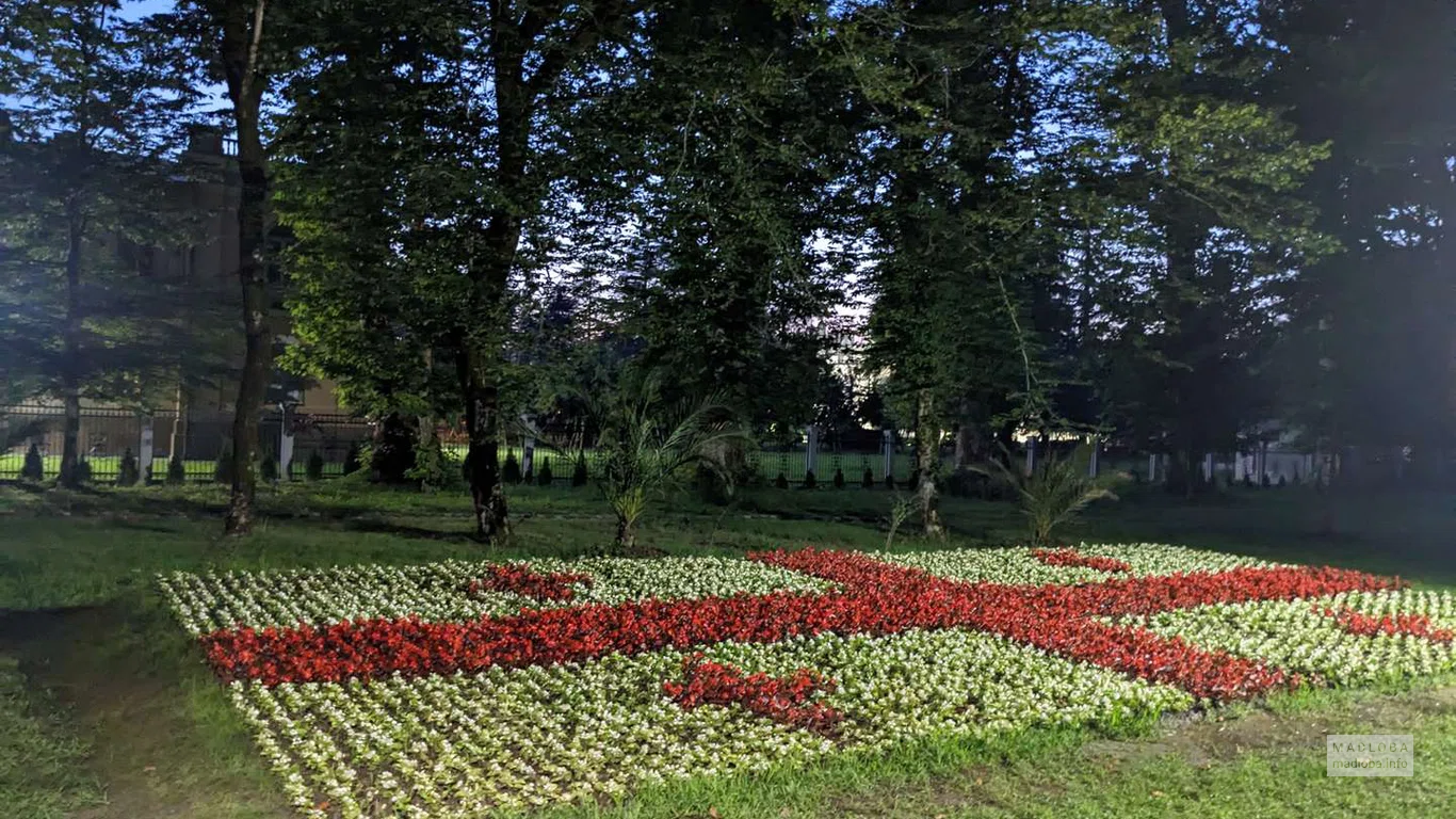 Клумба в виде флага Грузии в Ботаническом саду в Зугдиди