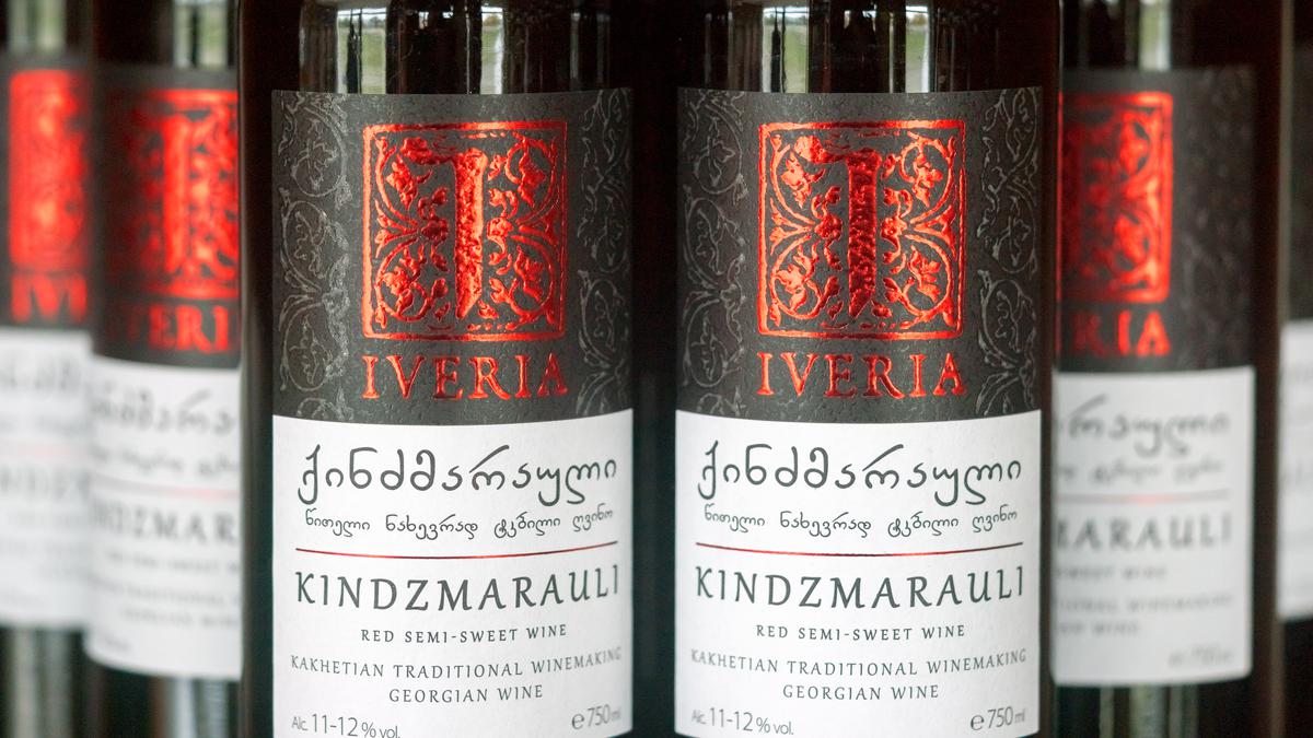 Бутылки с красным вином Киндзамараули