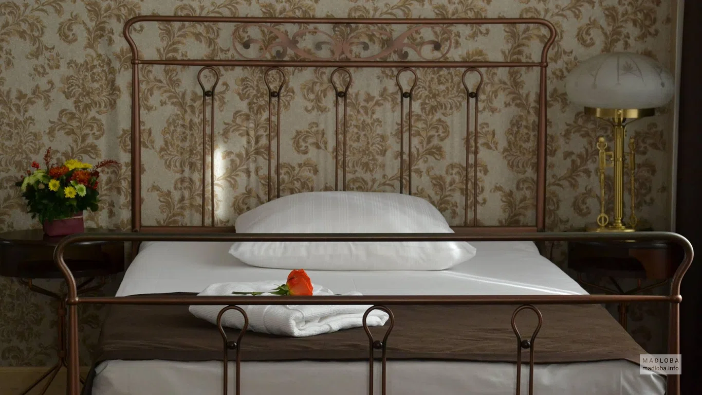 Кровать в бутик-отеле Вилла Мтиеби