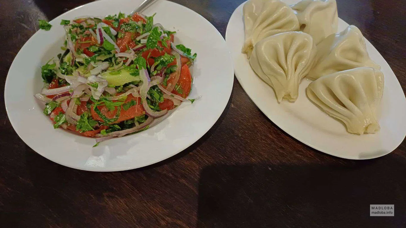 овощной салат и вкусные хинкали в ресторане Brauhaus Tiflisi