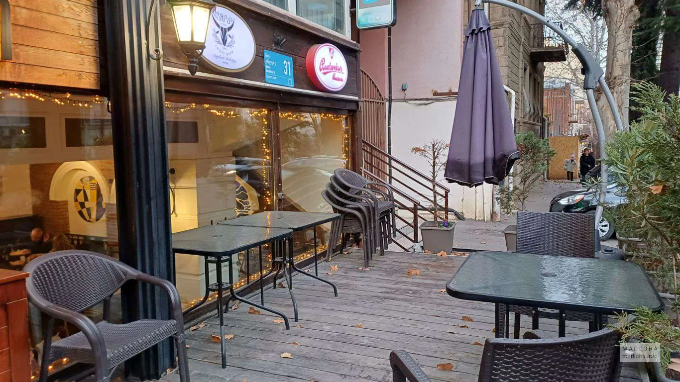 уличные столики ресторана Brauhaus Tiflisi