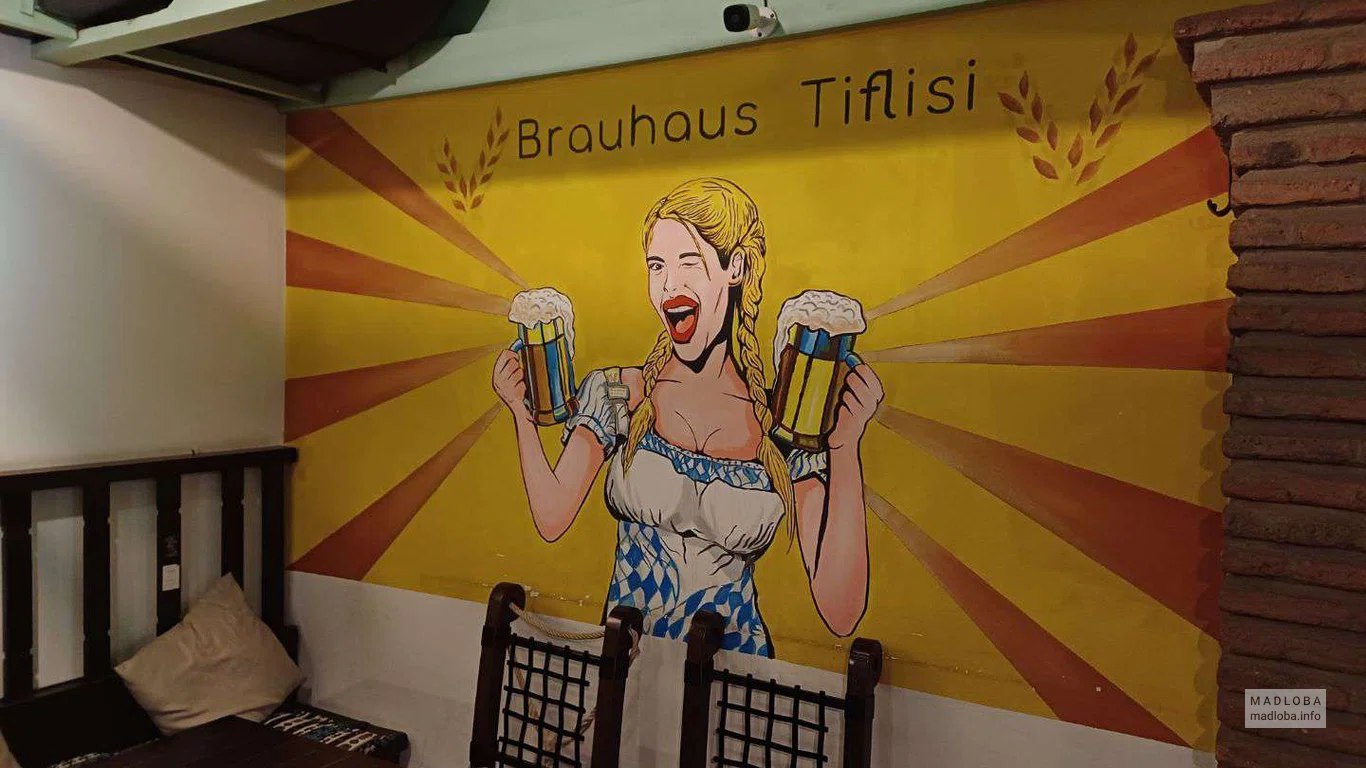 рисунок девушки с пивом на стене ресторана Brauhaus Tiflisi