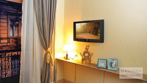 Прикроватный столик в номере гостиницы Кирпичная стена Тбилиси