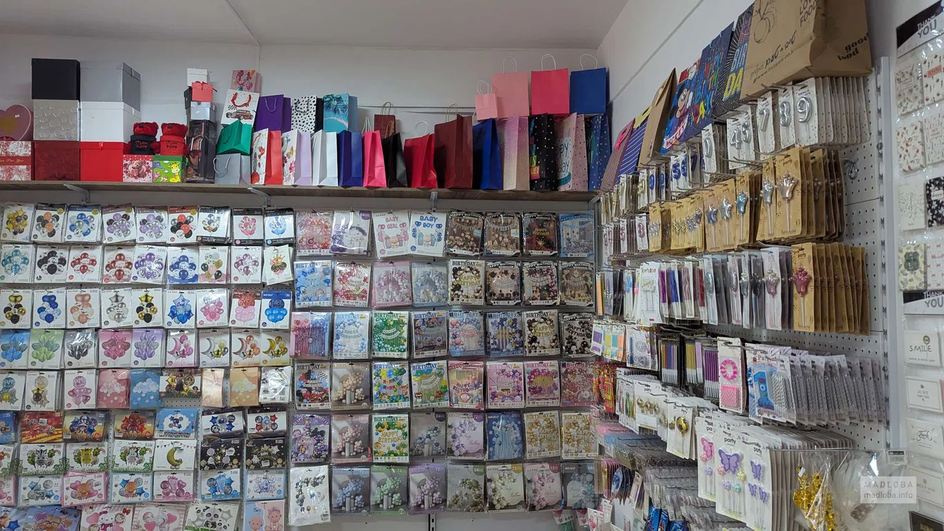 Большой выбор шариков и свечек на праздник