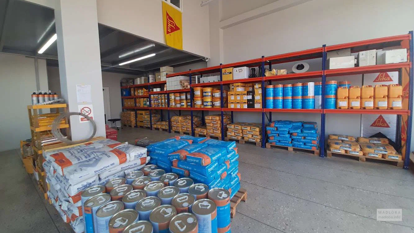 Зал в строительном магазине Building Solutions