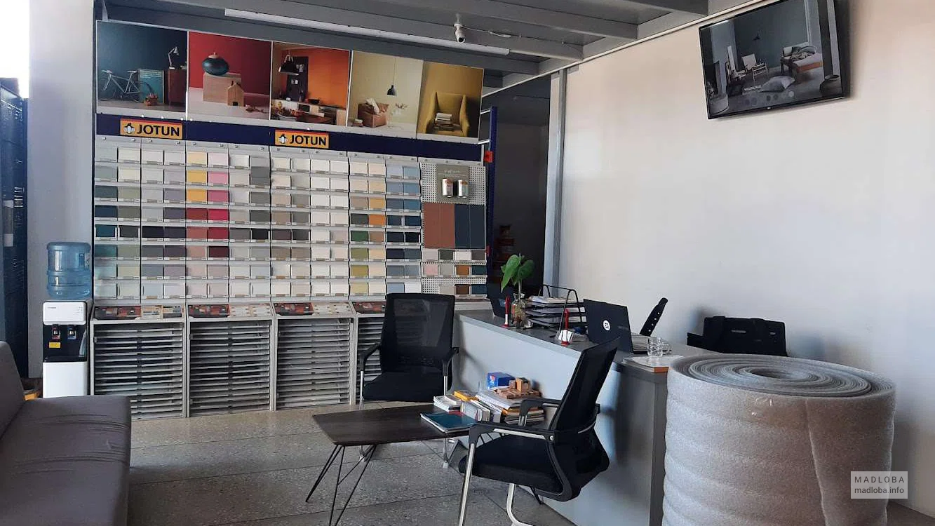 В магазине стройматериалов Building Solutions