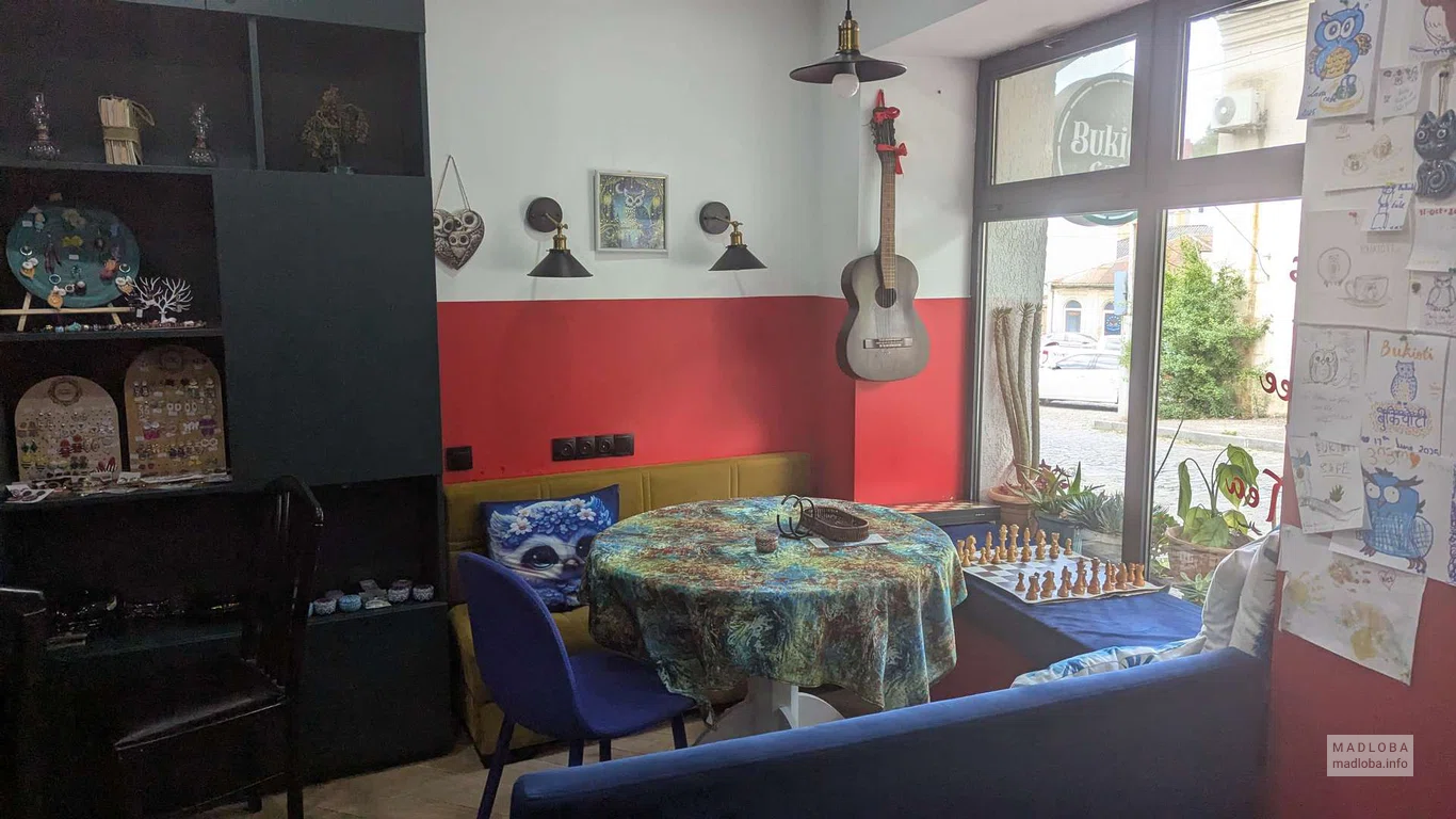 Столик в Bukioti Café
