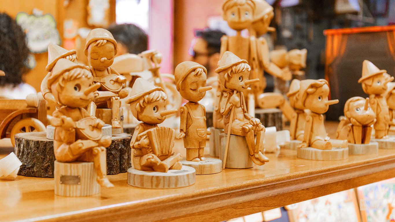 Деревянные фигурки Буратино в магазине игрушек