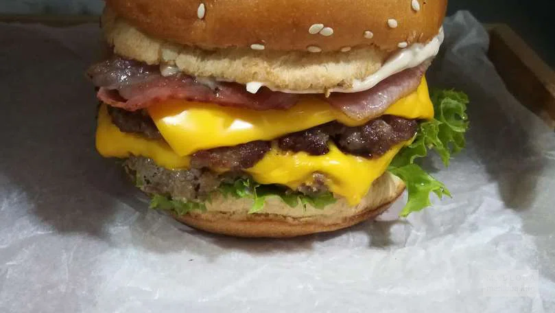 Чизбургер в меню BurgerMac Batumi