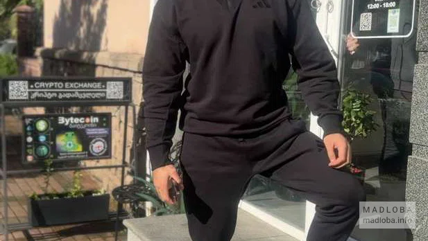 Молодой человек у входа в криптообменник Bytecoin Crypto Exchange