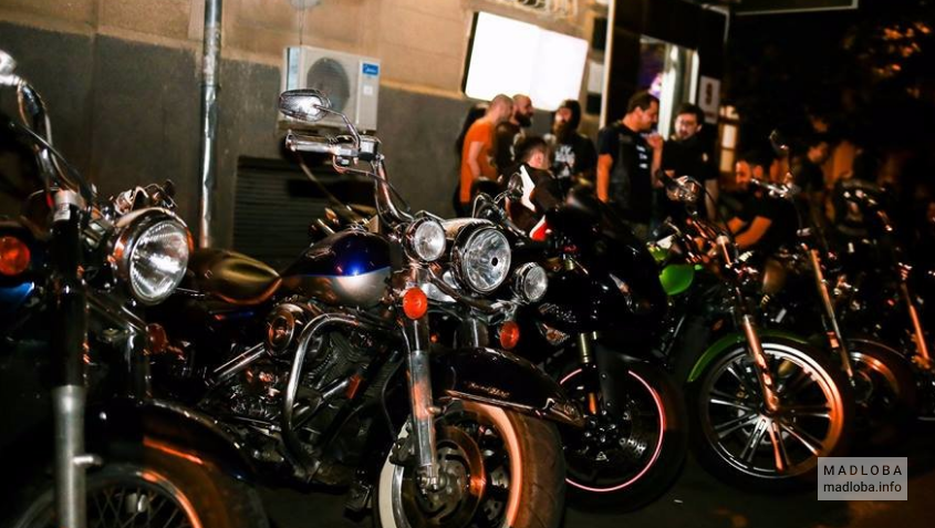 Мотоциклы возде Cache Bikers bar Guardians and Cinema Club Cache