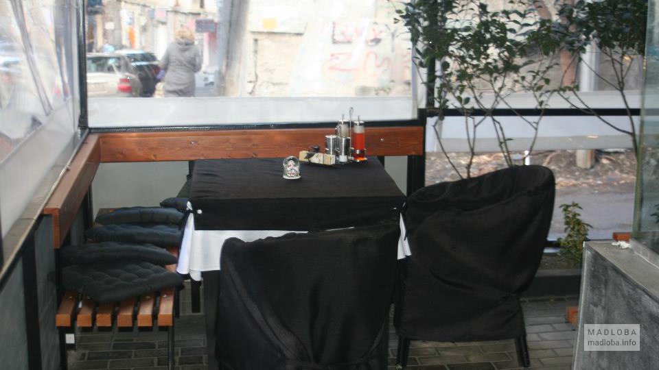 Столик в кафе Уголок в Грузии