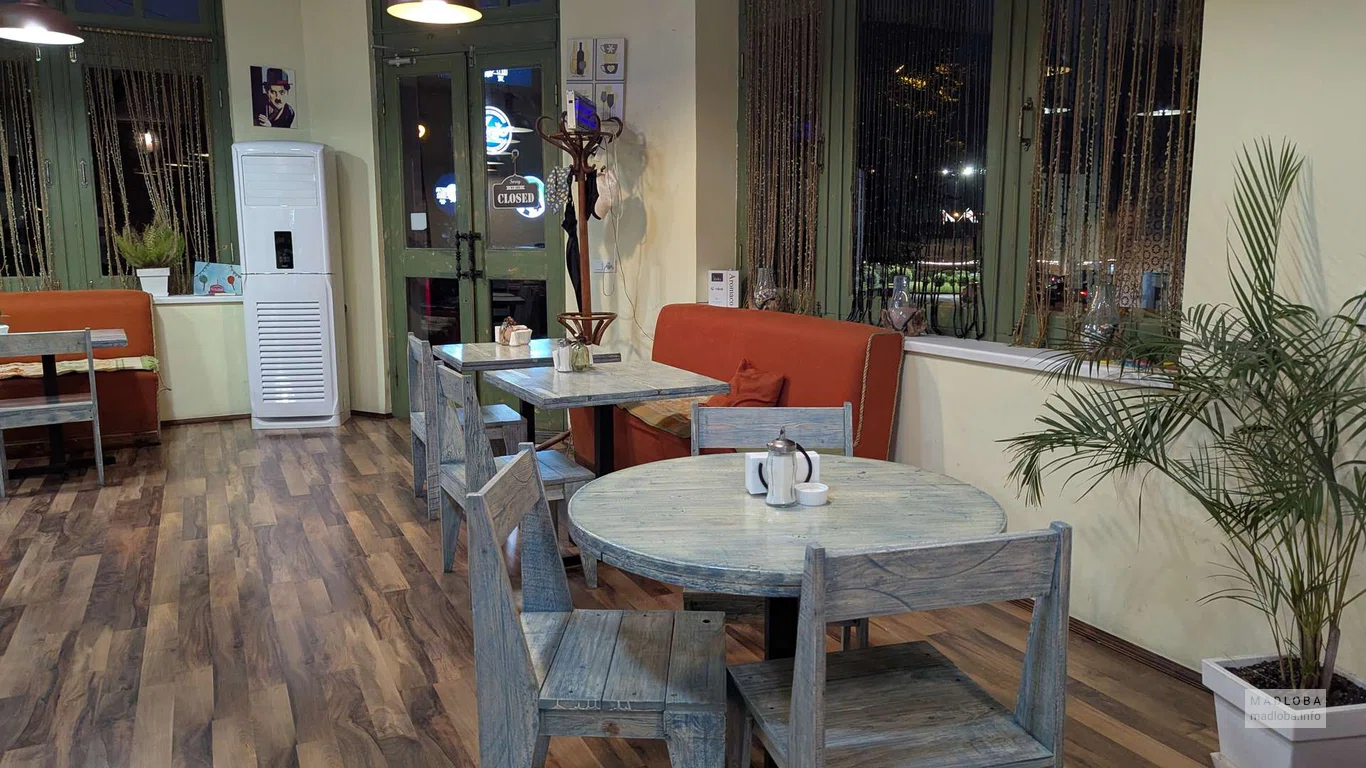 Уютный зал кафе Gisheri — атмосферные столики для встреч и отдыха