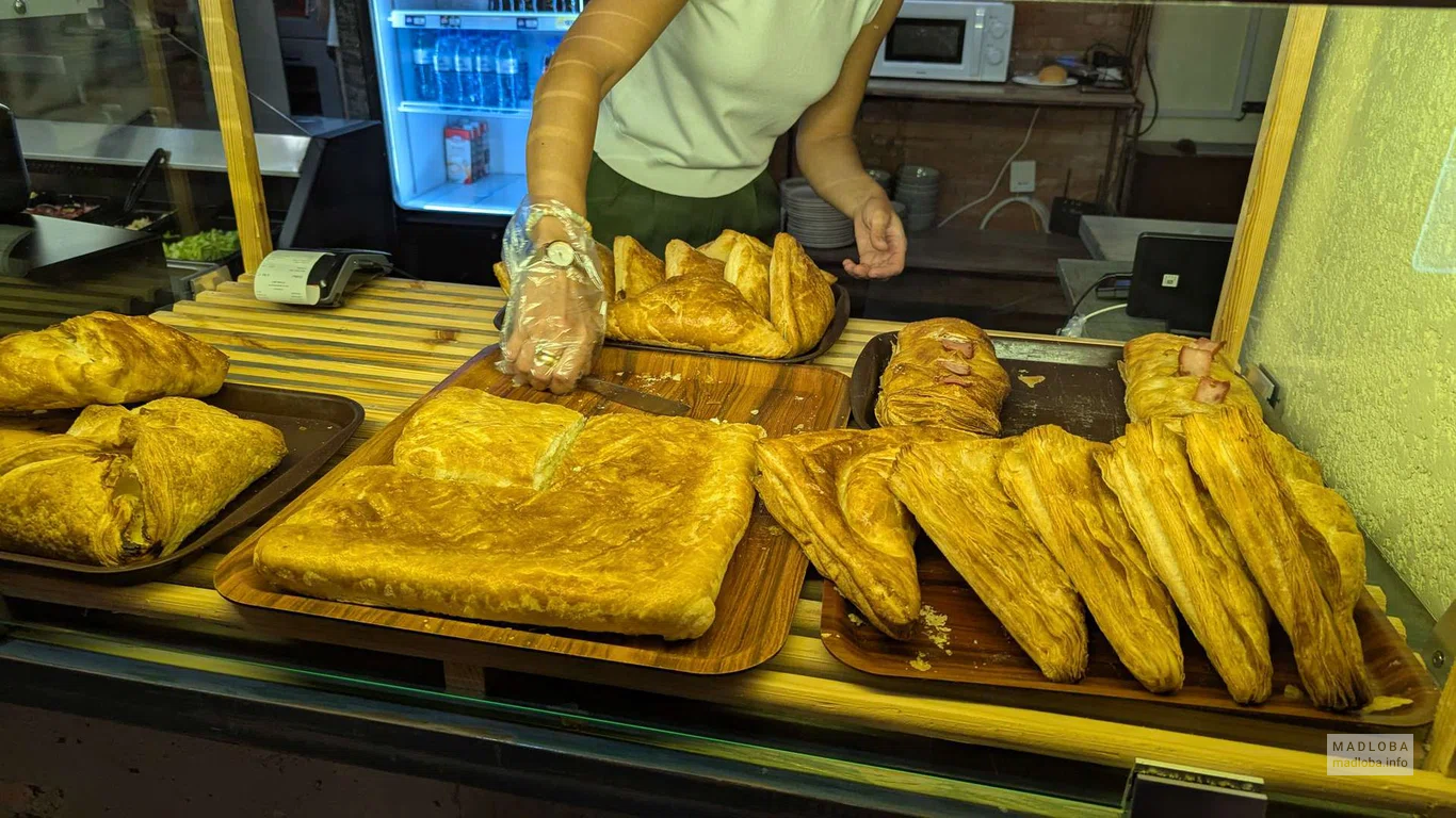 Выпечка в кафе Gisheri — свежие хачапури и слойки на прилавке