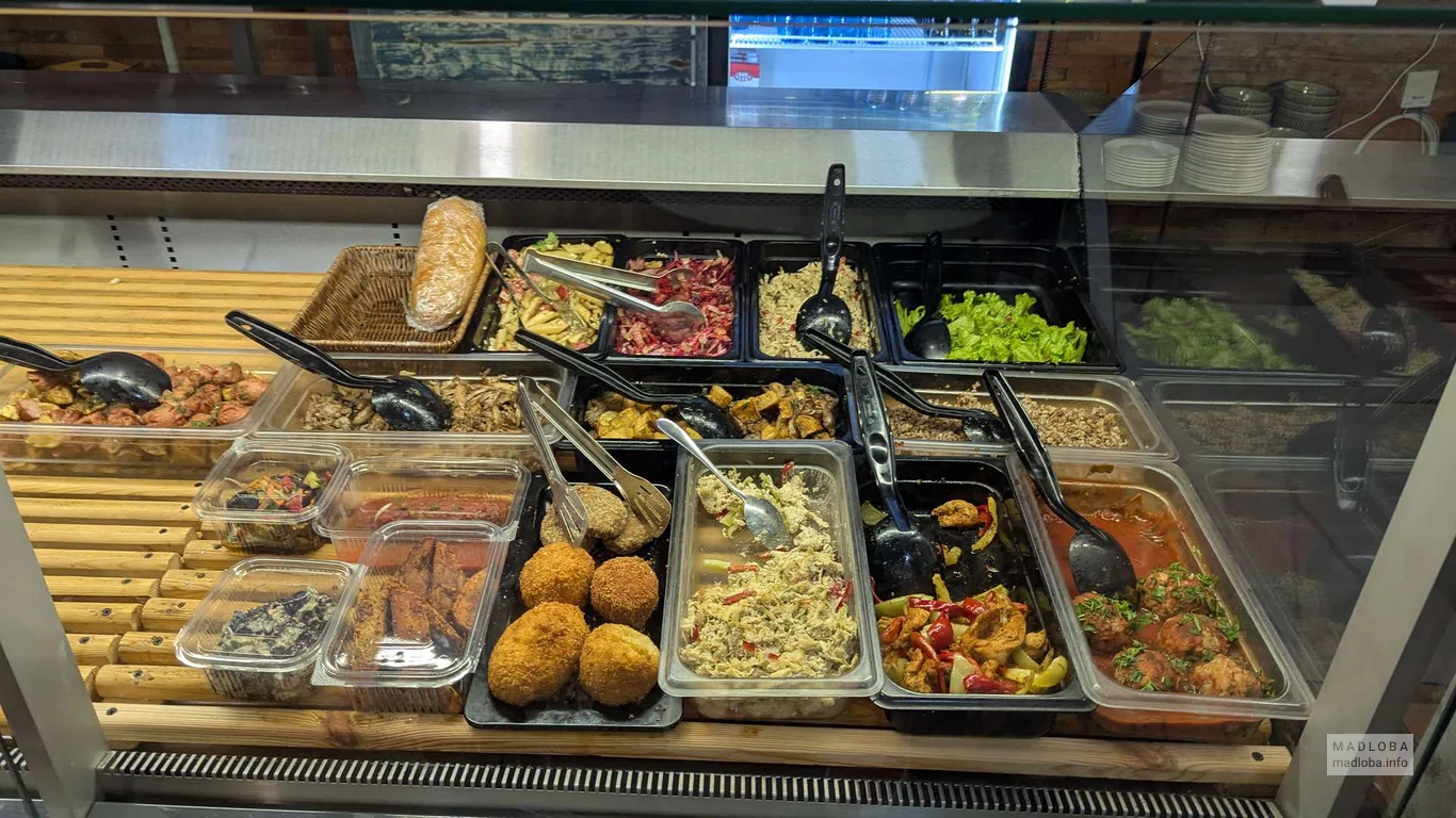 Ассортимент блюд в кафе Gisheri — салаты, закуски и горячее на выбор