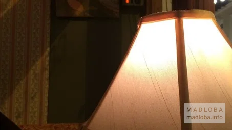 Настольная лампа в кафе Моди