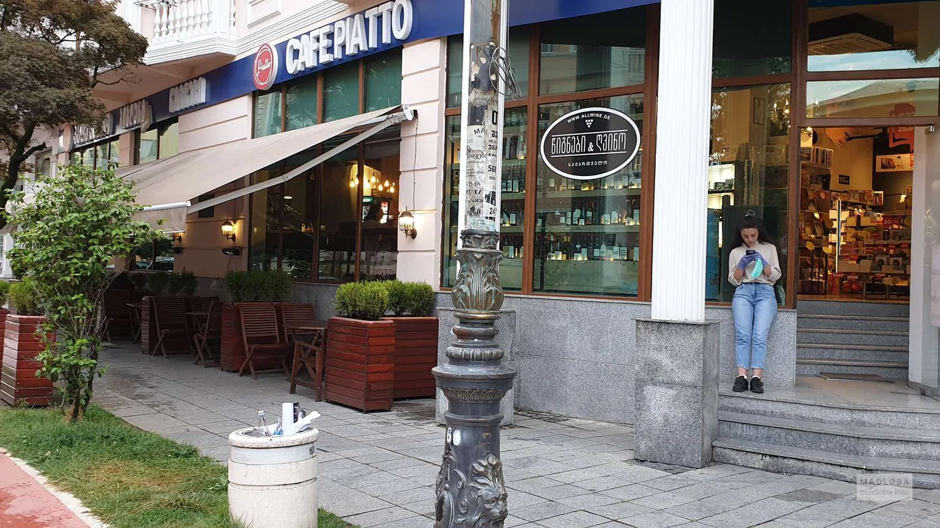 Вход в кафе Cafe Piatto