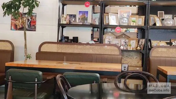 Столик в кафе Cafe Piatto