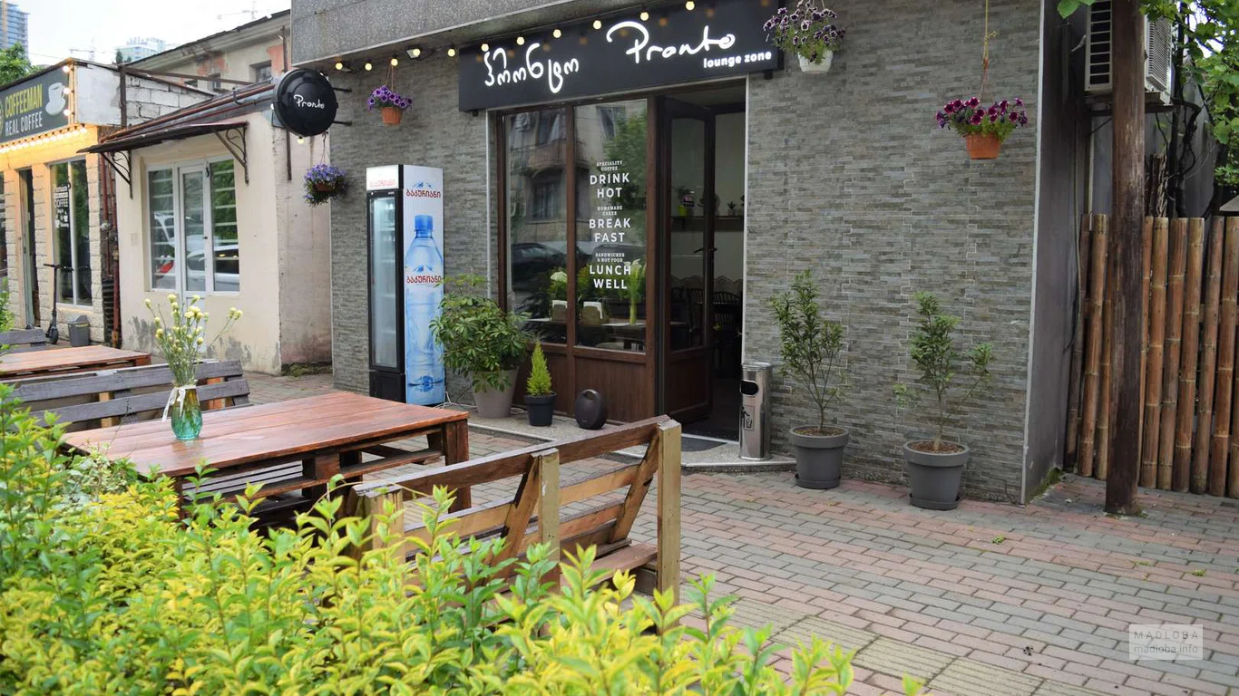 Уличные сотлики в кафе Cafe Pronto