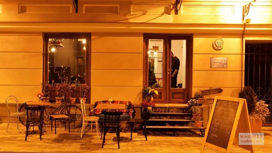 Вход в кафе Вело в Тбилиси