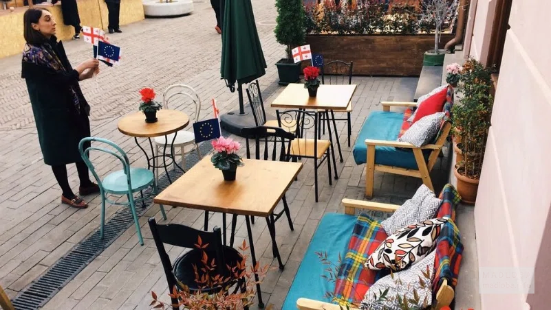 Столы для гостей кафе Вело