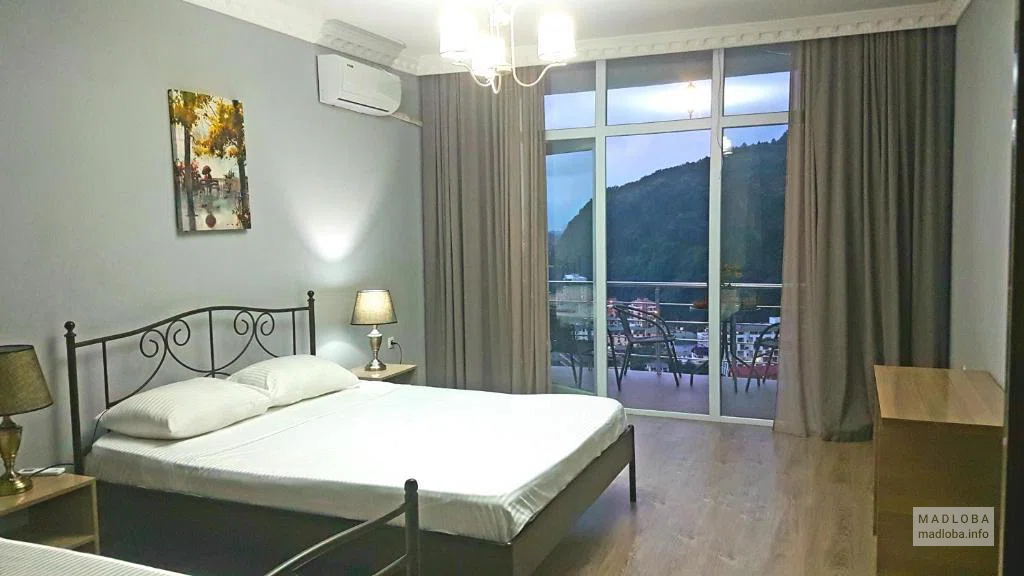 Интерьер спальни в Calypso Kvariati Hotel