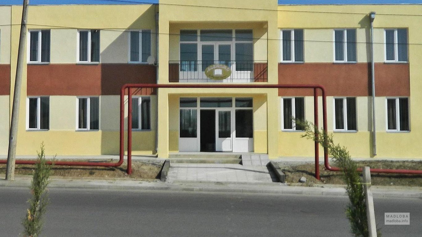 Фасад здания школы Кандид в Тбилиси