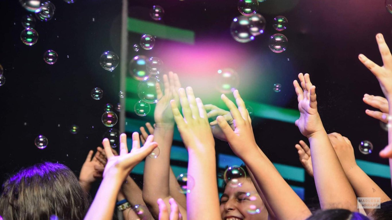 Мыльные пузыри в детском развлекательном центре Канди Ленд