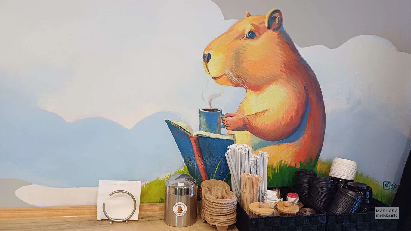 рисунок капибары на стене в Capybara Coffee