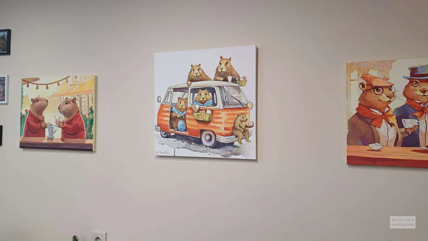 картины на стенах кофейни Capybara Coffee