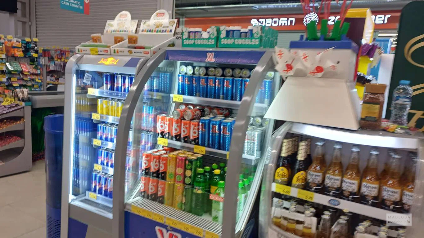 Холодильники с напитками в супермаркете Carrefour_Телави