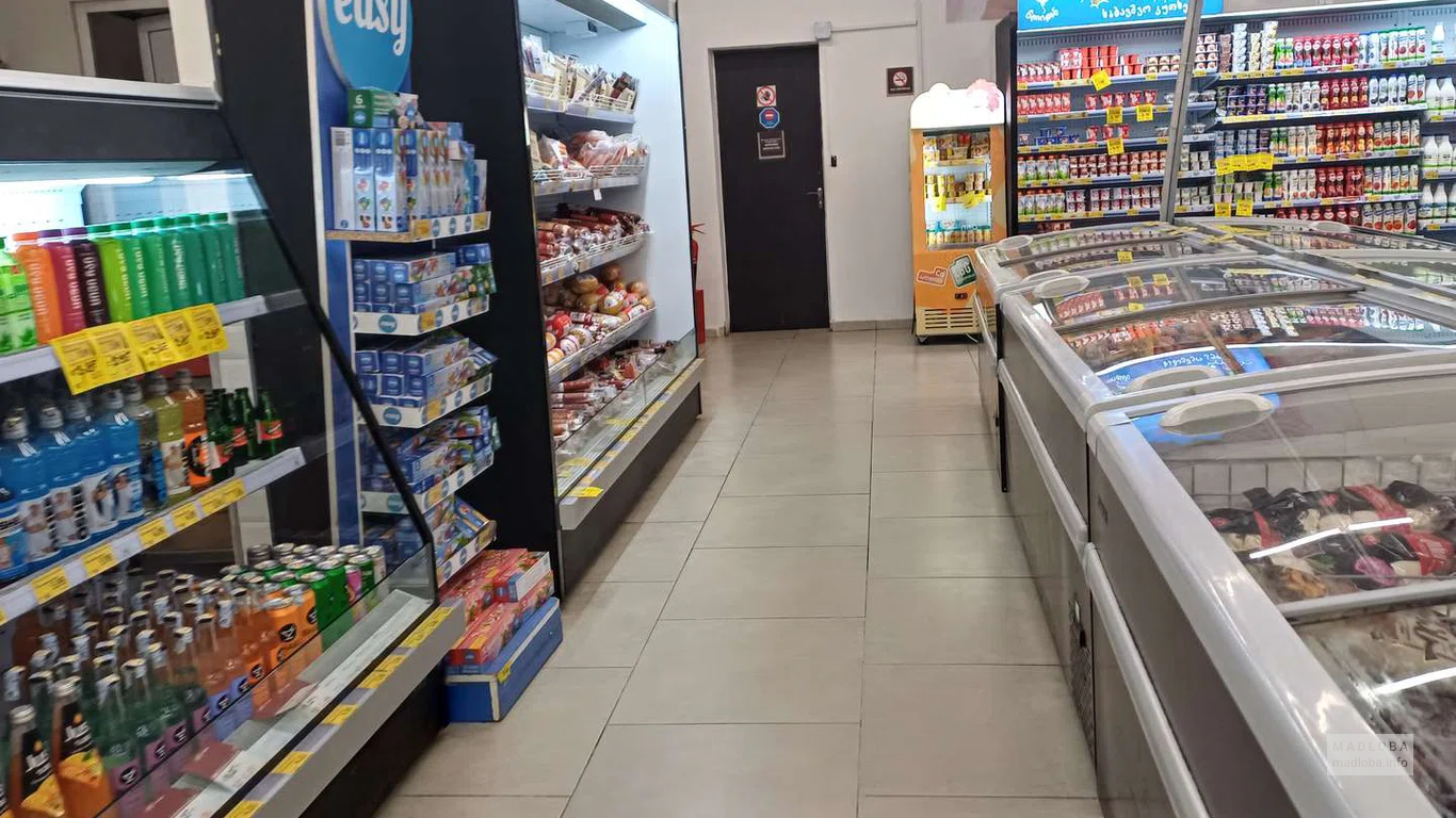 Холодильники с напитками в супермаркете Carrefour_Телави