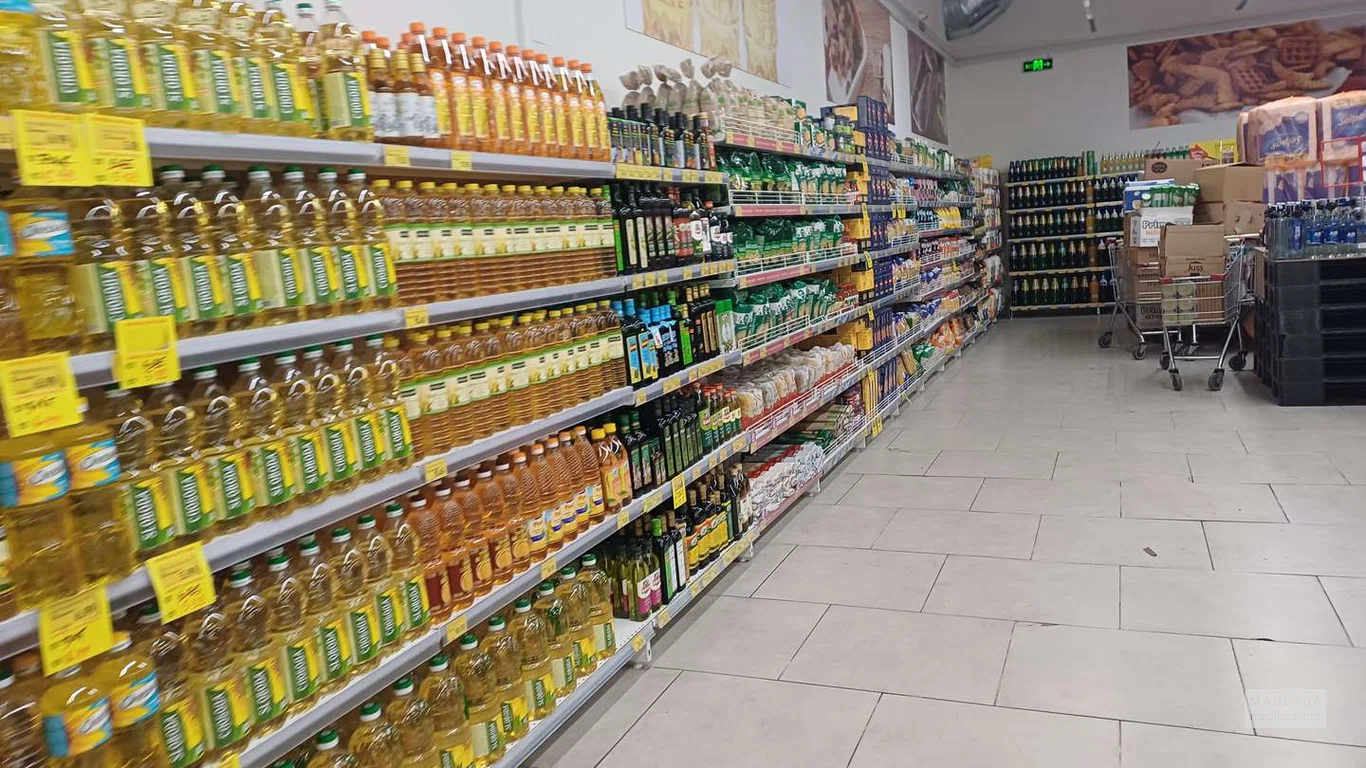 Ряд с подсолнечным маслом и бакалеей