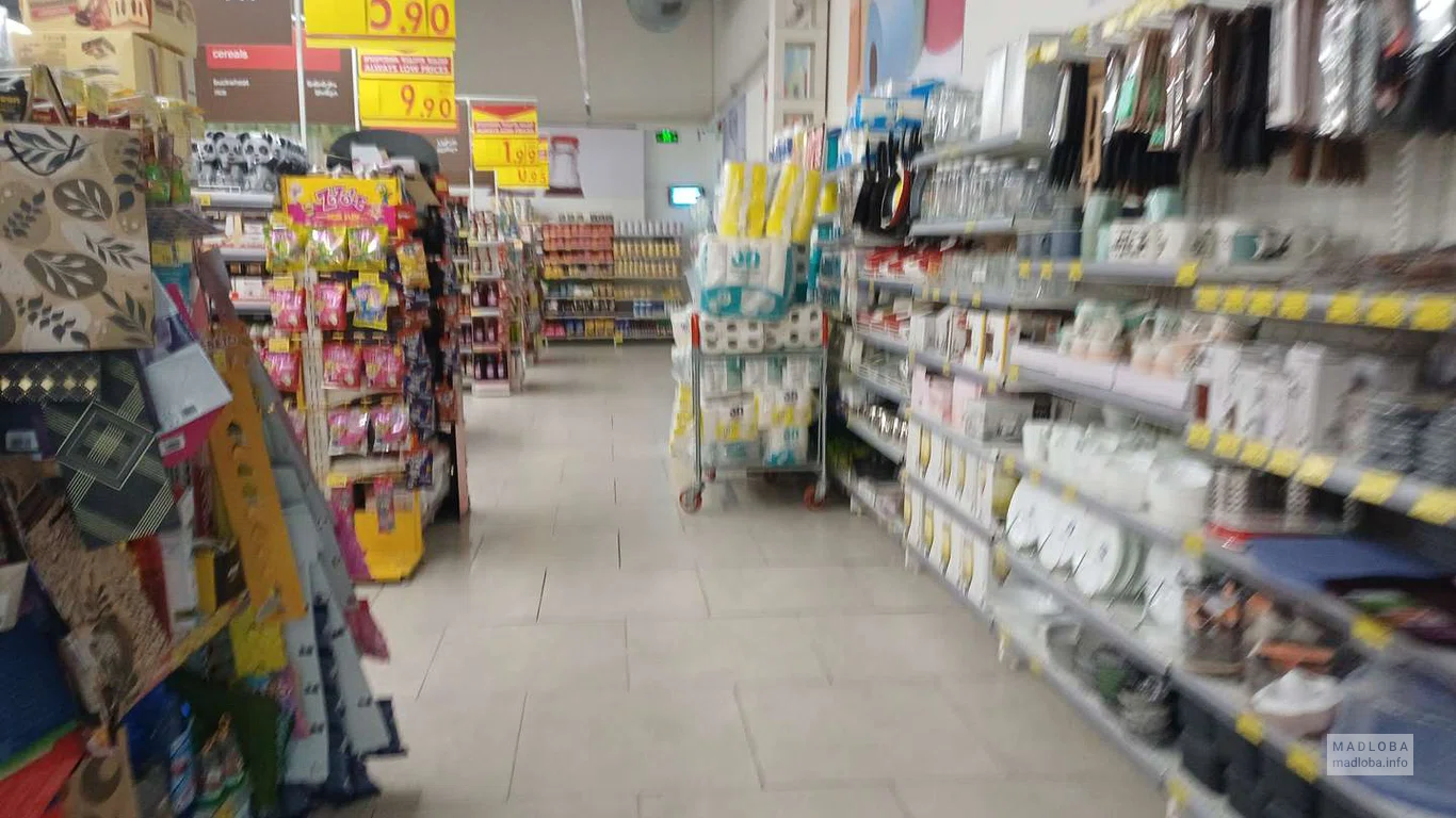 Стеллажи с бытовыми товарами и упаковкой