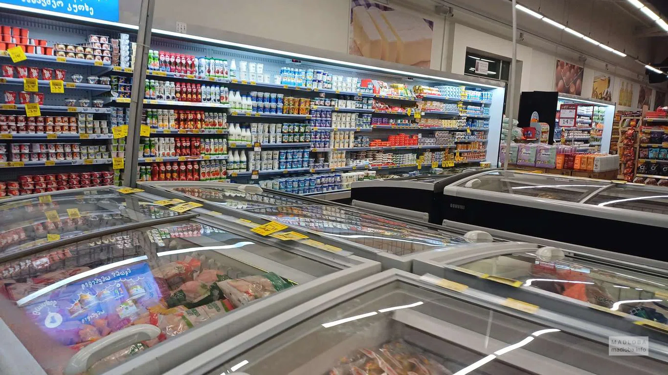 Холодильники с продукцией в супермаркете Carrefour_Телави