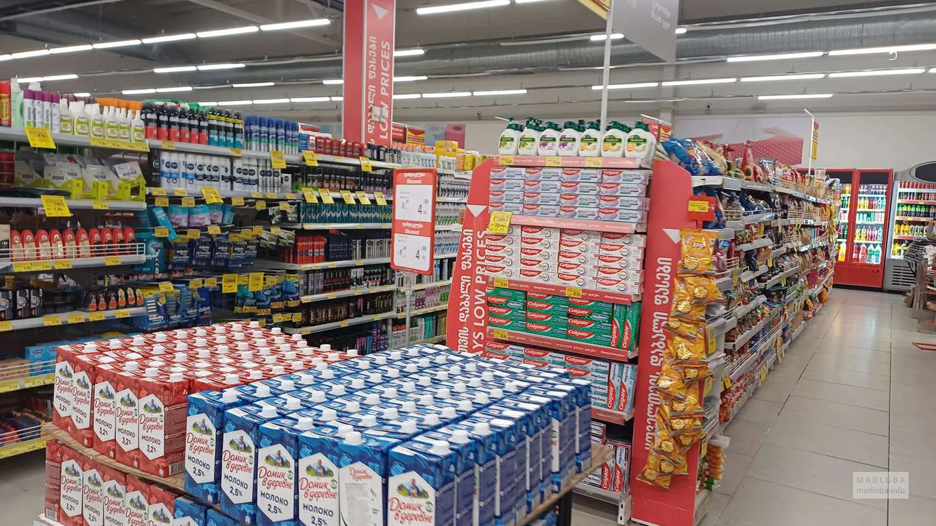 Carrefour Телави —проход с товарами