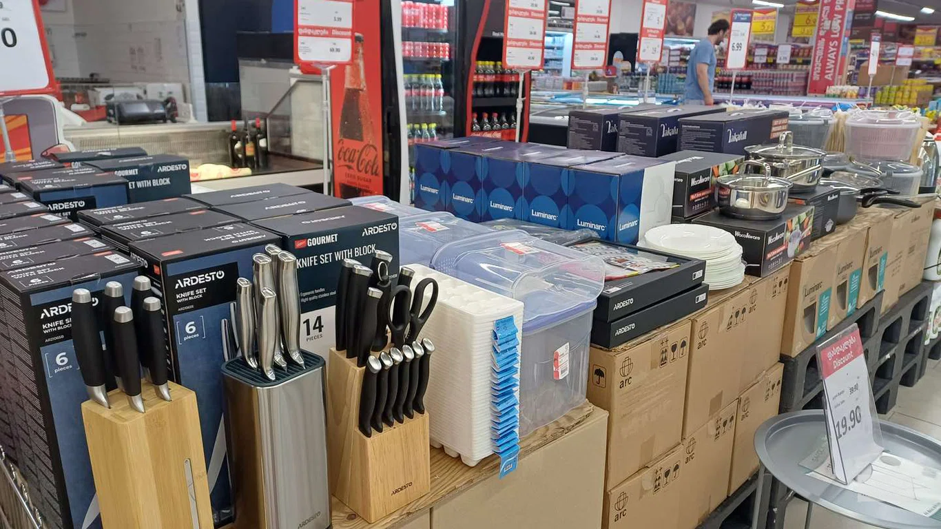 Посуда в супермаркете Carrefour_Телави