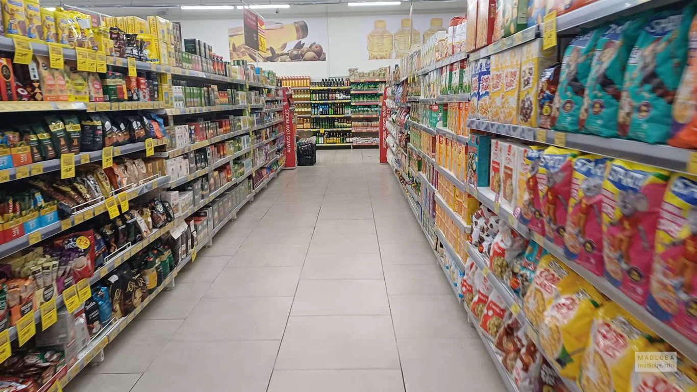 Полки с чаем, кофе, хлопьями и снеками