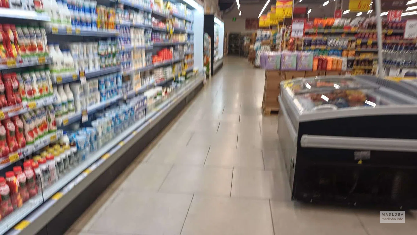 Ряды с напитками в Carrefour Телави