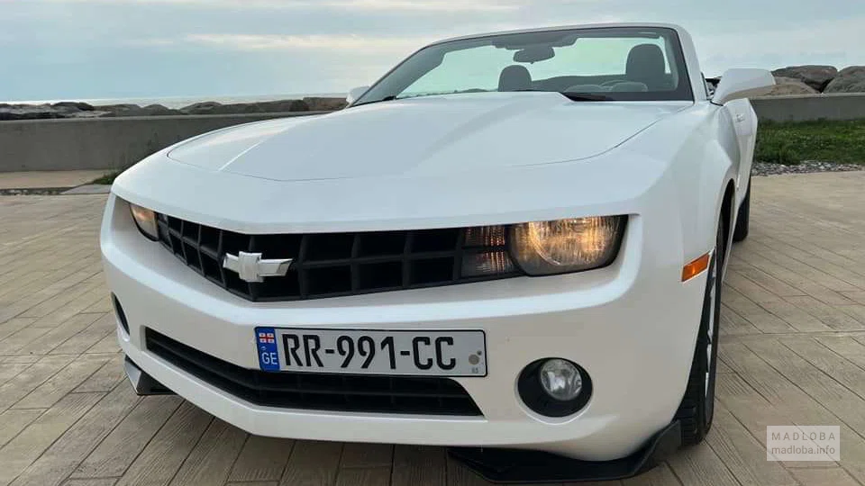 белая Chevrolet Camaro взятая в аренду в Carzon