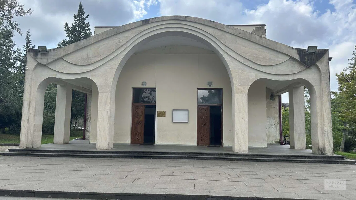 Фасад здания Центра культуры в Харазовском парке