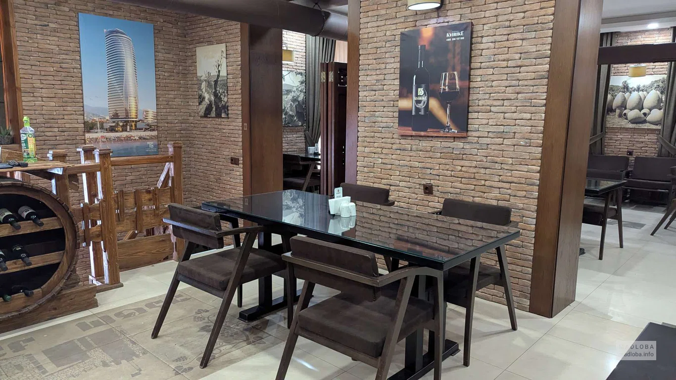 Столик в уютном ресторане Chateau Kvirike Batumi