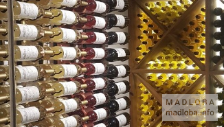 Коллекции винных бутылок в студии Шато Мухрани