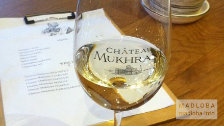 Бокал белого вина в винной студии Шато Мухрани